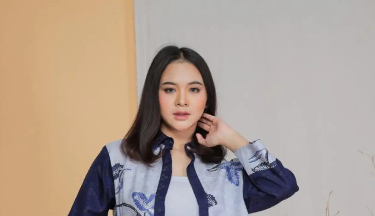 Hadir dengan perpaduan warna biru navy dan putih yang elegan, dihiasi motif daun yang memberikan sentuhan segar pada penampilan. Potongannya yang simpel namun berkarakter membuatnya mudah dipadukan dengan berbagai outfit, dari kasual hingga semi-formal. [Dok/MAMAUTY]