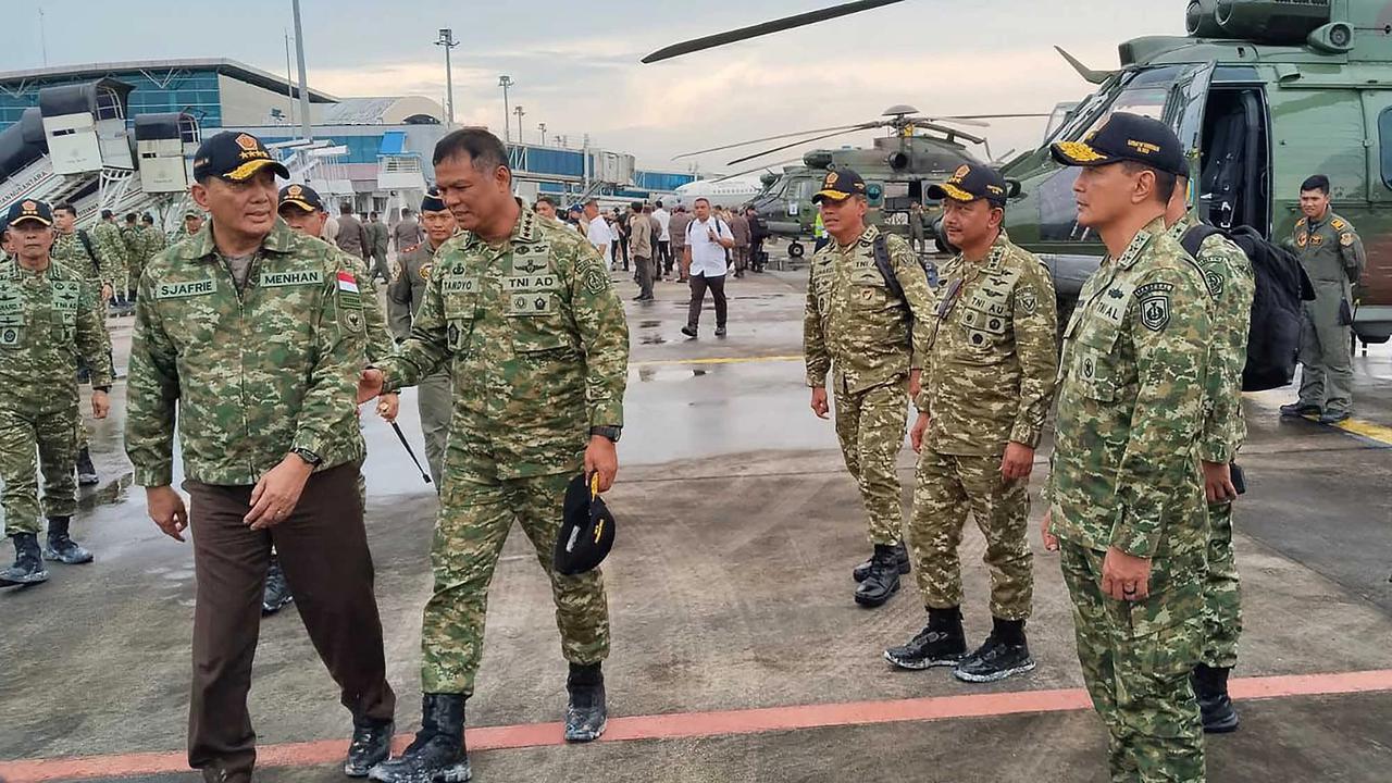 FOTO: Operasi Laut TNI 2025, Dua Kapal Diduga Pembawa Pasir Timah Ilegal Berhasil Diamankan