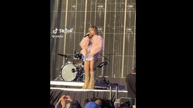 Suki Waterhouse Umumkan Hamil Anak Robert Pattinson, Pamer Baby Bump di Festival Musik