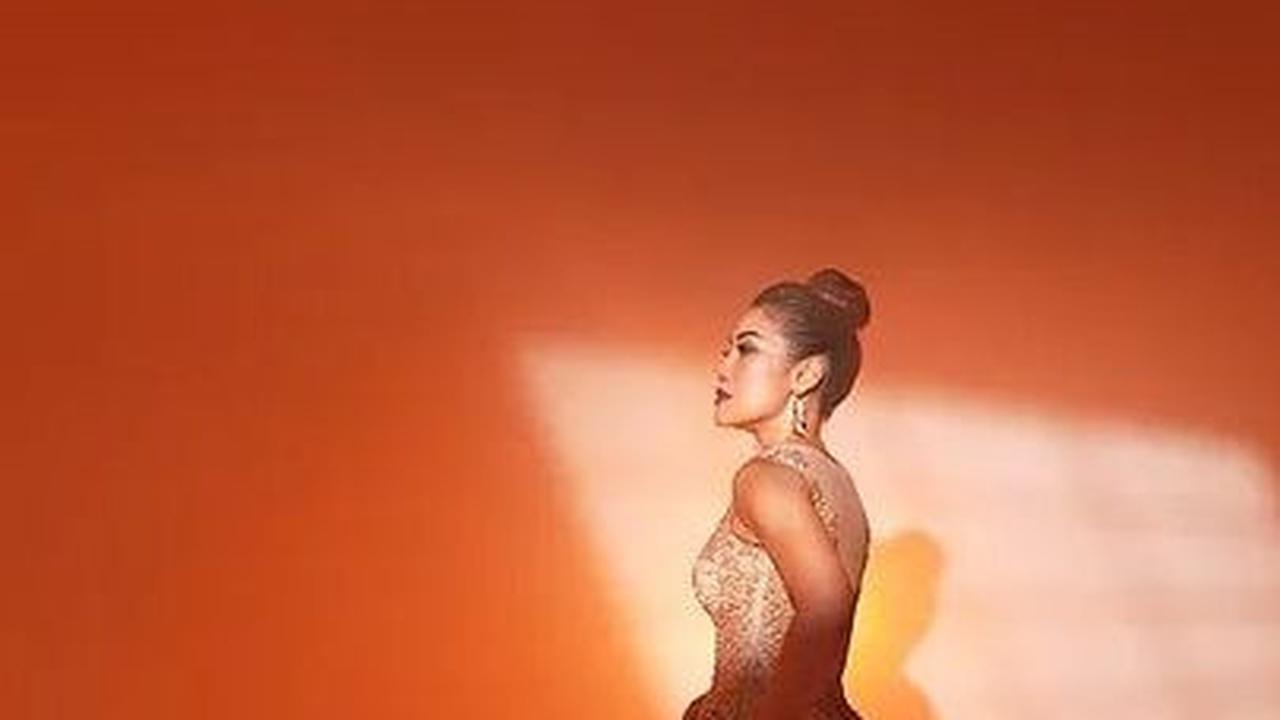 Ini potret Inge Anugrah kenakan dress mewah.
