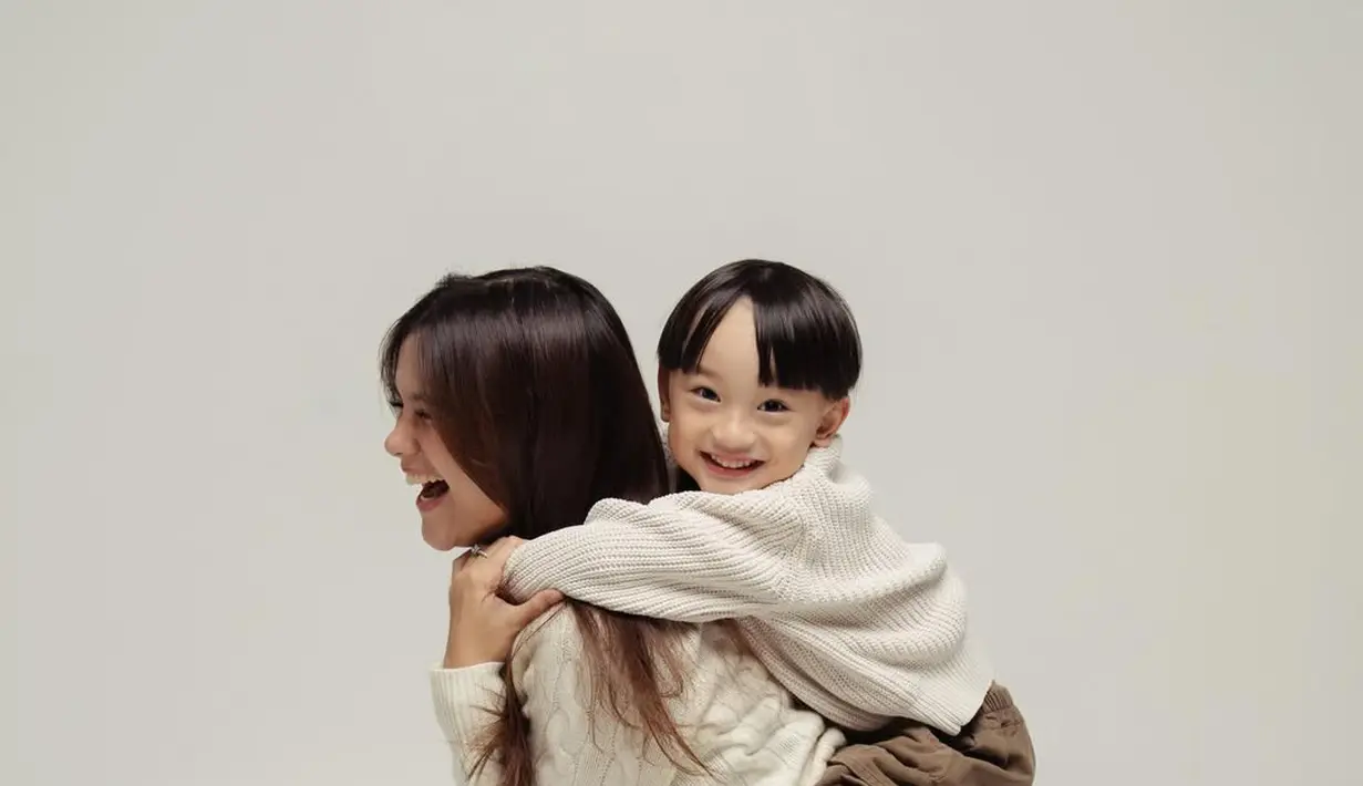 Memiliki anak laki-laki yang energik memang melelahkan. Namun kebahagiaan Audi Marissa melebihi rasa lelahnya mengasuh anak bersama sang suami, Anthony Xie [@audimarissa]