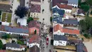 Tumpukan puing - puing bangunan penuhi jalanan di desa Bavarian, Munich , Jerman , 2 Juni 2016. Hujan yang diperkirakan akan terus berlanjut ini membuat misi penyelamatan terhambat.  (REUTERS / Michaela Rehle)