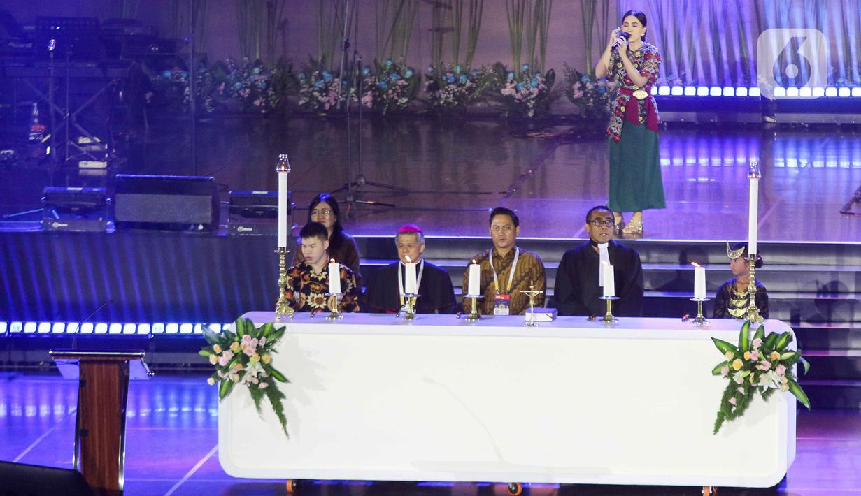 Tema tersebut juga mengajak seluruh umat untuk merenungkan makna kelahiran Kristus, yang tidak hanya memberikan harapan tetapi juga mengajarkan kita untuk hidup dalam damai dan membawa kesejahteraan bagi sesama. (Liputan6.com/Herman Zakharia)