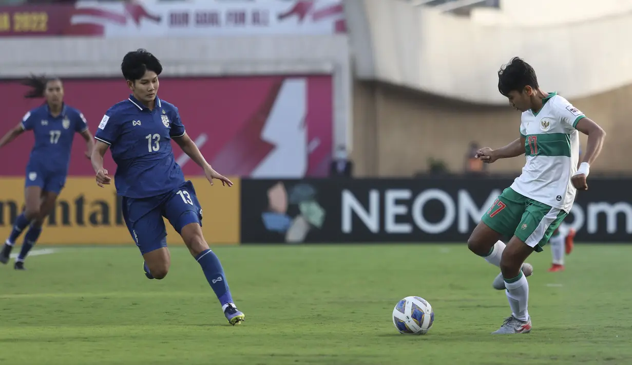 Striker Thailand, Kanyanat Chetthabutr (kiri) menjadi penyumbang gol terbanyak pada laga tersebut. Ia berahasil mencetak hattrick masing-masing di menit ke-27, 36', dan 71'. Satu gol tambahan lagi dicetak oleh  Irravadee Makris pada menit ke-76. (Dok. PSSI)