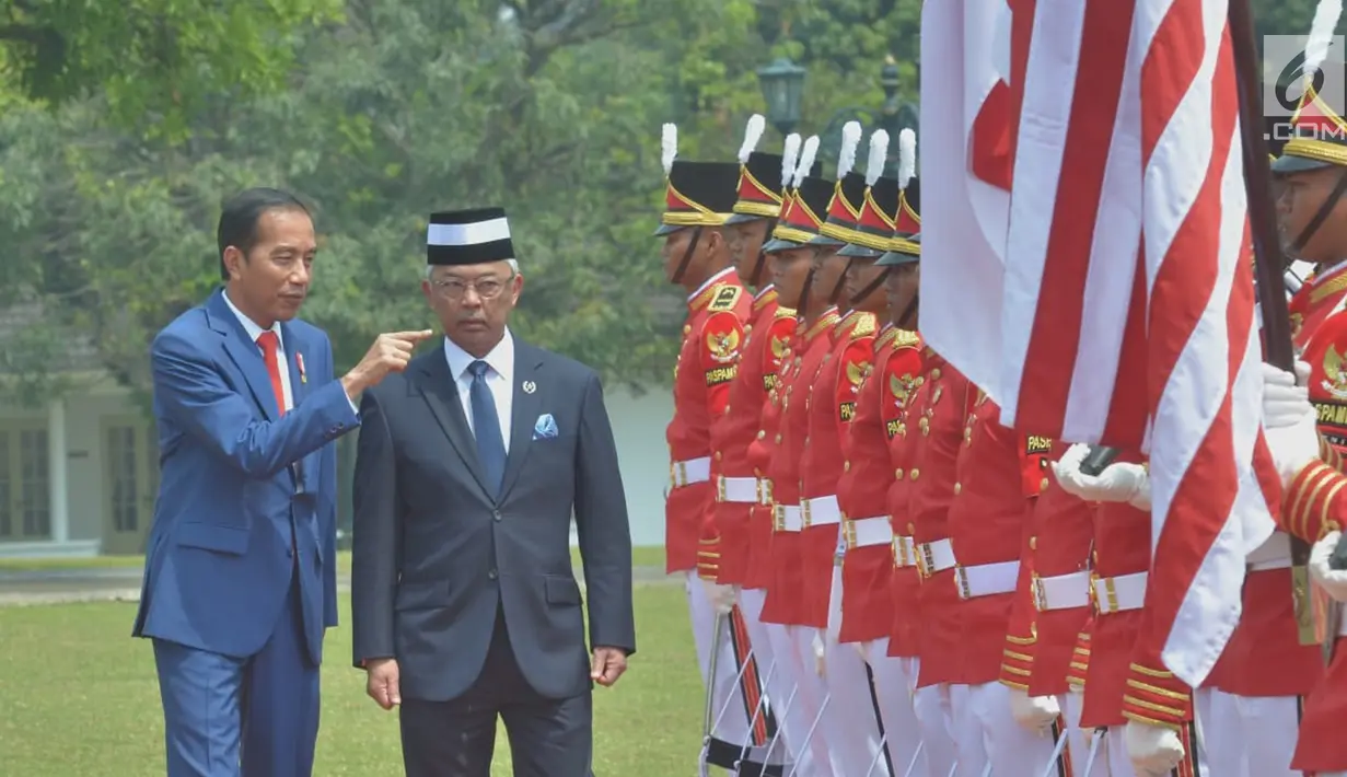 Presiden Joko Widodo saat menerima kunjungan kenegaraan Raja Malaysia Yang Dipertuan Agong XVI Al-Sultan Abdullah Al-Mustafa Billah Shah Ibni Almarhum Sultan Haji Ahmad Shah Al-Musta'in Billah di Istana Bogor, Jawa Barat, Selasa (27/8/2019). (Liputan6.com/Pool/Seskab:Abdurahman)