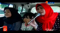 Berawal dari hobi bernyanyi dan bermain alat musik, pria di Sidoarjo yang sehari-hari bekerja sebagai pengemudi taksi daring, mengubah mobilnya menjadi seperti ruang karaoke pribadi