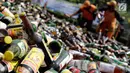 Ribuan botol minuman keras (miras) yang akan dimusnahkan di halaman Mapolres Jakarta Selatan, Selasa (23/5). Sekitar 9.279 botol miras yang dimusnahkan itu merupakan hasil dari operasi miras pada Januari hingga April 2017. (Liputan6.com/Immanuel Antonius)