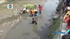 Pengendara motor yang melintas tak sengaja melihat jasad bayi laki-laki yang sedang tertelungkup di Sungai Sedengan.