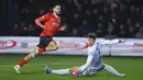 Pemain Luton Town Harry Cornick (kiri) mencetak gol ke gawang Chelsea pada pertandingan sepak bola putaran kelima Piala FA di Kenilworth Road, Luton, Inggris, 2 Maret 2022. Chelsea menang 3-2. (AP Photo/Ian Walton)