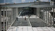 Pekerja menyelesaikan proyek pembangunan jembatan multiguna (skybridge) Tanah Abang di Jakarta, Selasa (9/10). PD Pembangunan Sarana Jaya tengah mengebut penyelesaian skybridge Tanah Abang yang ditarget selesai pada 15 Oktober (Liputan6.com/Faizal Fanani)