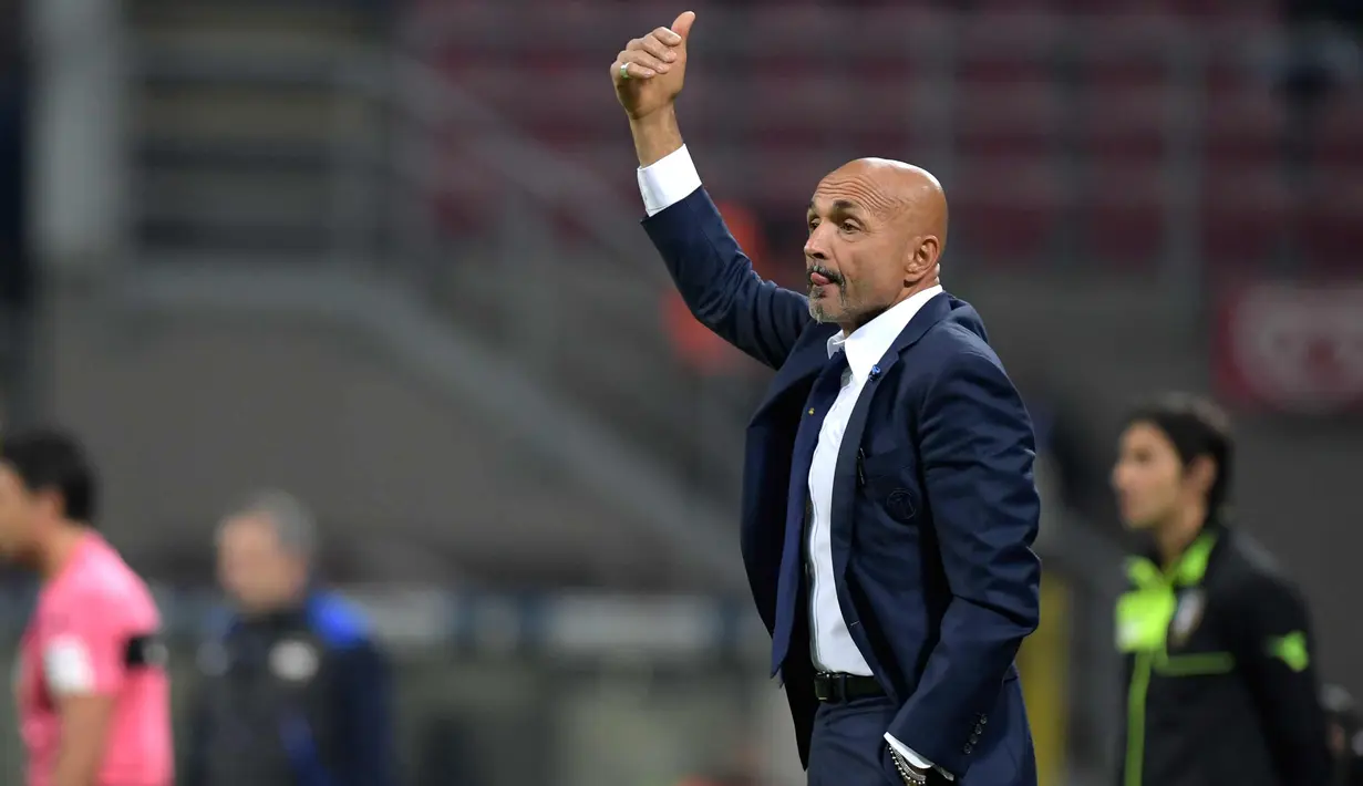 Pelatih Inter Milan, Luciano Spalletti mengintruksikan pemainnya saat bertanding melawan Sampdoria pada lanjutan Liga Serie A Italia di San Siro, Milan (24/10). Inter menang atas Sampdoria 3-0. (AFP Photo/Miguel Medina)