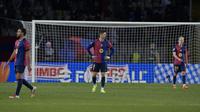 Penyerang Barcelona asal Polandia #09, Robert Lewandowski (tengah), bereaksi selama pertandingan liga Spanyol antara FC Barcelona dan Club Atletico de Madrid di Estadi Olimpic Lluis Companys di Barcelona, Minggu dini hari WIB (22-12-2024). (MANAURE QUINTERO/AFP)