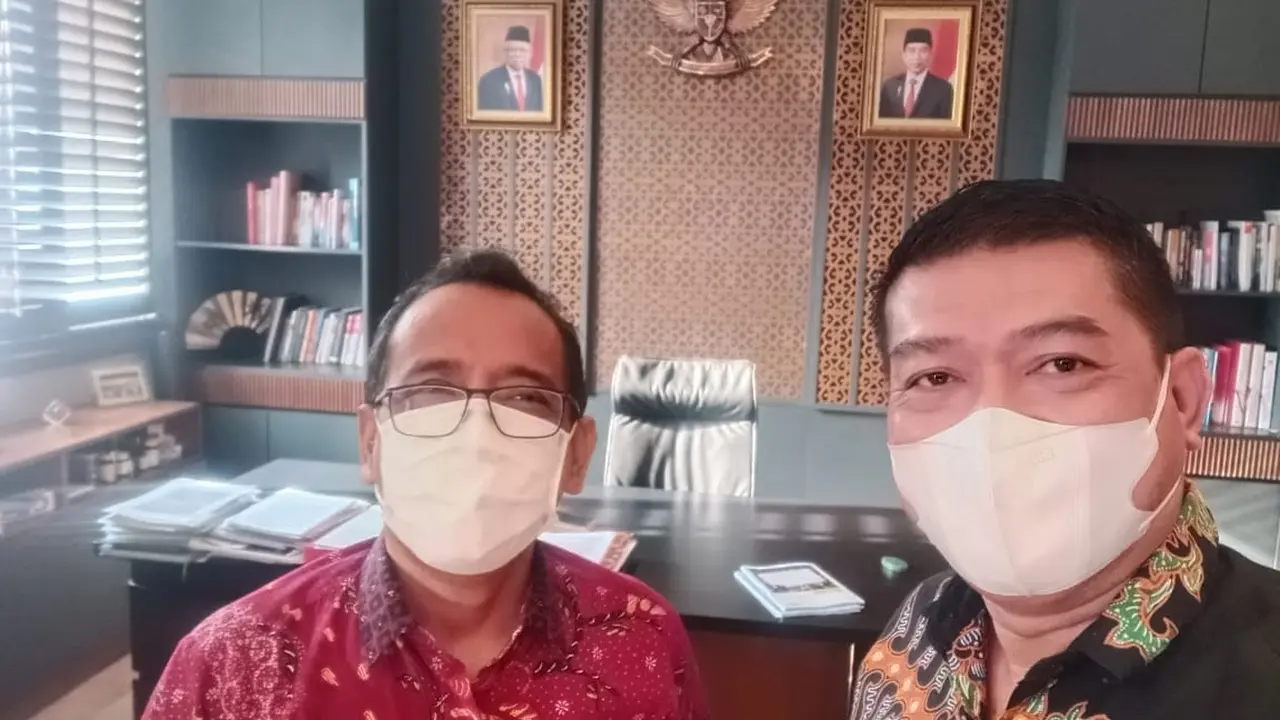 Silfester Matutina saat bertemu Mensesneg Pratikno. (Ist)