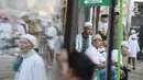 Umat muslim duduk-duduk menunggu pelaksanaan salat Idul Fitri 1 Syawal 1440 Hijriah di Jatinegara, Jakarta,Rabu (5/6/2019). Pelaksanaan salat Idul Fitri di lokasi ini diikuti oleh ribuan jemaah. (merdeka.com/Imam Buhori)