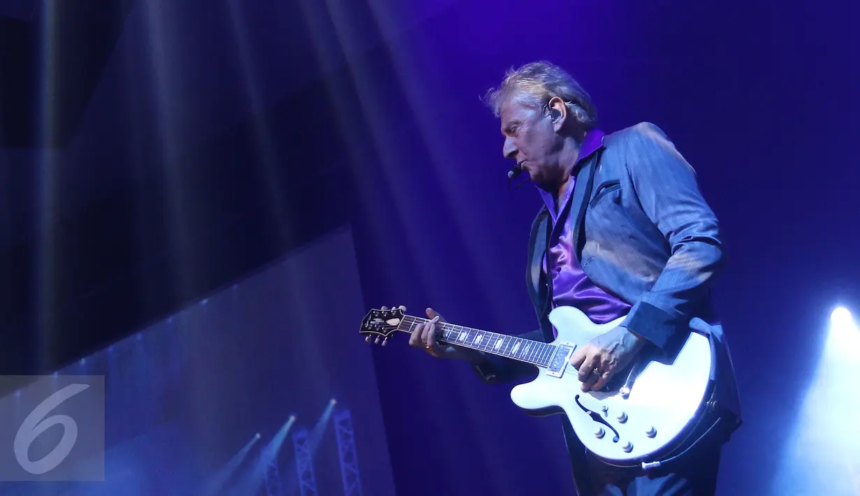 Personil Air Supply, Graham Russell saat menggelar konser "40th Anniversary" di Jakarta, Jumat (3/3). (Liputan6.com/Herman Zakharia)