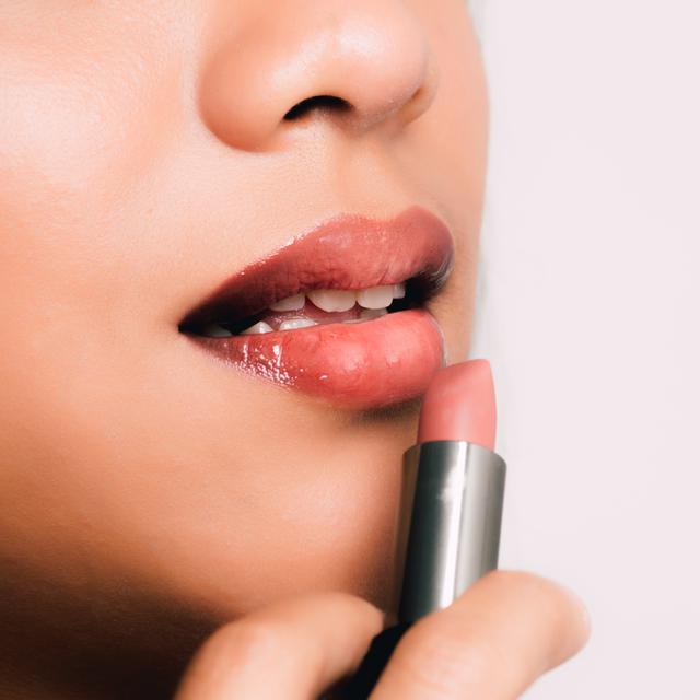 Urutan Menggunakan Lip Care Untuk Bibir Kering Beauty Fimela Com Bibir adalah bagian sensitif yang paling disukai oleh seorang pria. urutan menggunakan lip care untuk bibir