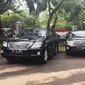 Mobil dinas Anies Baswedan dan Sandiaga Uno sebagai Pimpinan DKI Jakarta sudah berada di Istana. (Liputan6.com/Lizsa Egeham)