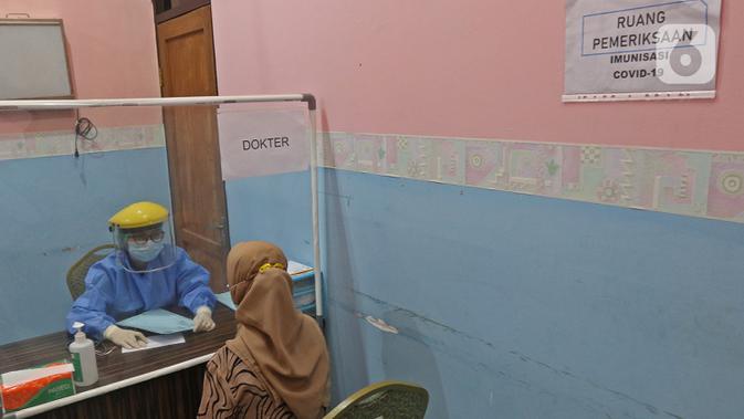 Petugas kesehatan mengecek pasein saat simulasi vaksin COVID-19 di Puskesmas Tapos, Depok, Jawa Barat, Kamis (22/10/2020). Pemkot Depok menggelar simulasi vaksin COVID-19 dalam rangka persiapan vaksinasi yang rencananya akan dilaksanakan bulan November 2020. (Liputan6.com/Herman Zakharia)