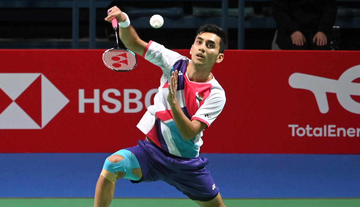 Di awal game kedua Anthony Sinisuka Ginting kembali tertinggal 2-7 hingga akhirnya tertinggal 7-11 di interval. Lakshya Sen kembali menjauh hingga 13-9 dan bahkan mengunci Ginting hingga mampu merebut 8 poin beruntun hingga akhirnya menutup set kedua dengan 21-9. (AFP/Jose Jordan)