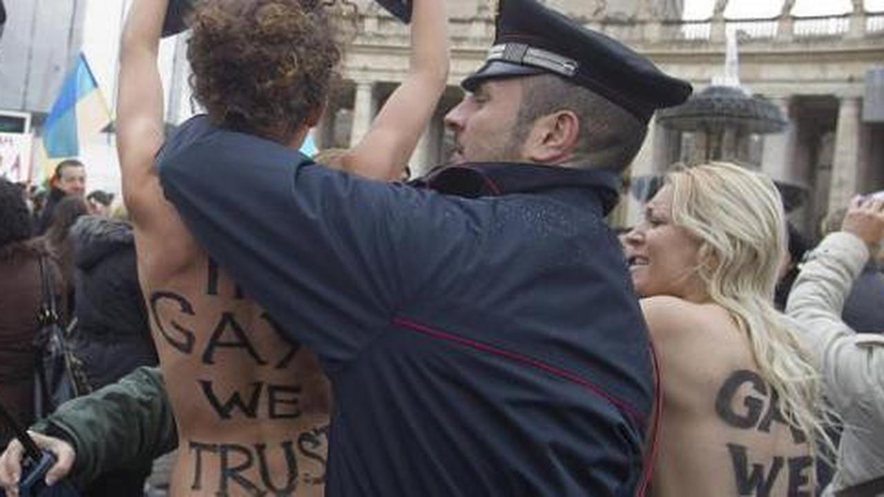 Empat pegiat Femen telanjang di depan Paus  