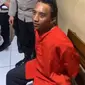 Pria 40 tahun yang menguntit dan mengganggu anak SMA di Tasikmalaya hingga menyebabkan trauma dan perusakan properti akhirnya ditahan kepolisian (Foto: Screen capture video IG @tasikasik.id).