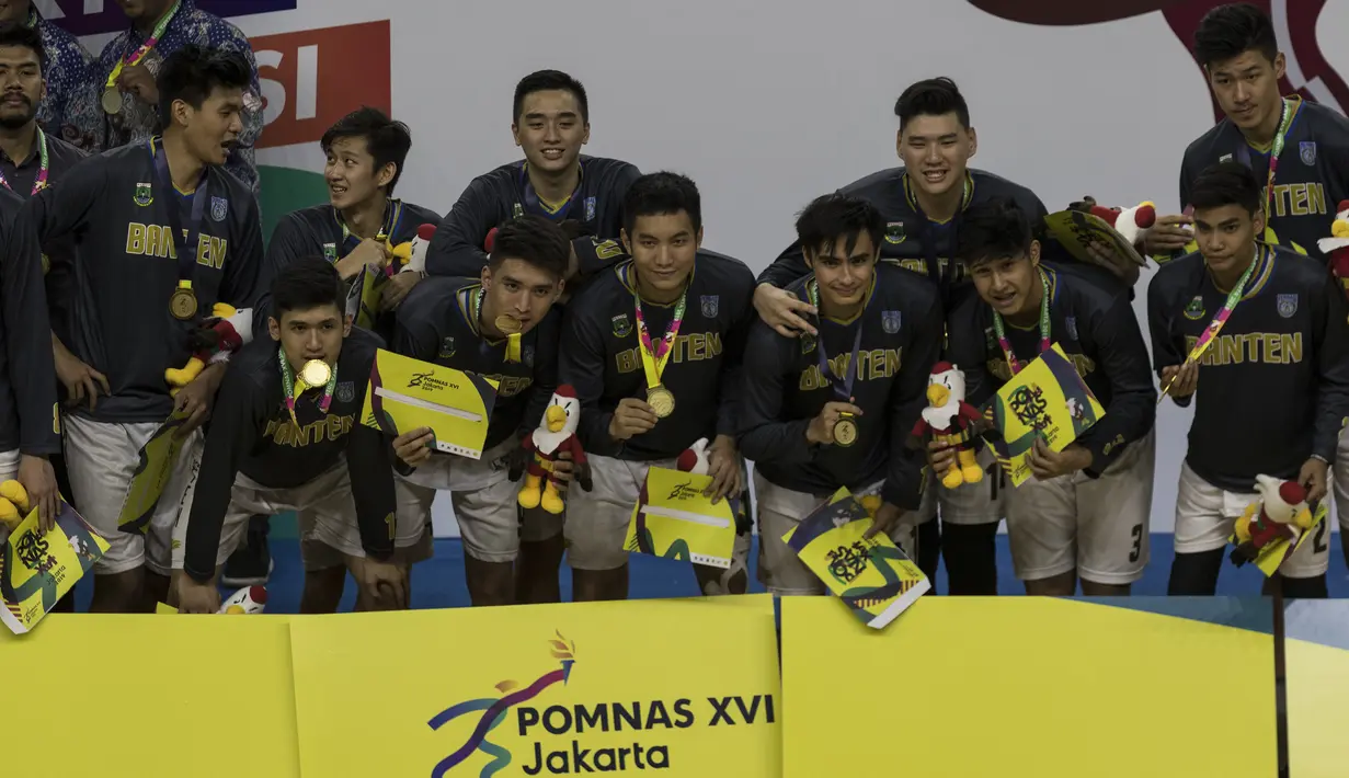 Para pemain Banten merayakan kemenangan atas Jawa Tengah pada laga final Pomnas XVI 2019 di GOR Soemantri Brodjonegoro, Jakarta, Selasa (24/9). Banten menang 90-68 atas Jateng. (Bola.com/Vitalis Yogi Trisna)