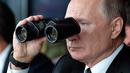 Presiden Rusia Vladimir Putin memegang teropong saat menonton latihan militer Center-2019 di lapangan tembak Donguz dekat Orenburg, Rusia, 20 September 2019. Presiden Rusia Vladimir Putin memperingatkan bahwa dia tidak akan ragu menggunakan senjata nuklir untuk menangkal upaya Ukraina merebut kembali kendali atas wilayah yang didudukinya yang akan diserap Moskow. (Alexei Nikolsky, Sputnik, Kremlin Pool Photo via AP, File)