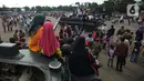 Warga naik tank berkeliling  di lapangan Marinir Cilandak, Jakarta, Selasa (15/11/2022). Kegiatan ini dilakukan dalam rangka peringatan HUT Ke-77 Korps Marinir dibuka untuk warga mencoba berkeliling markas Marinir. (merdeka.com/Imam Buhori)