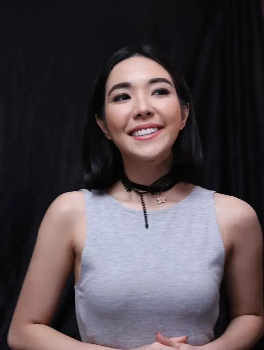 Dalam film Cek Toko Sebelah, Gisel berperan sebagai Natalie. Pacar dari Erwin yang diperankan komika yang juga sutradara, Ernest Prakasa. Ada adegan berpelukan mesra yang harus dilakukan bersama gurunya, Ernest Prakasa. (Nurwahyunan/Bintang.com)