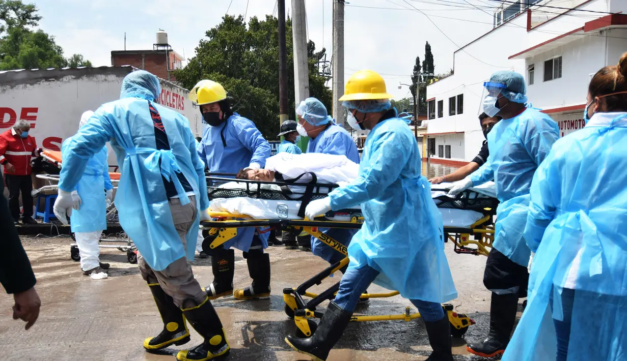 Staf medis memindahkan seorang pasien Rumah Sakit IMSS di Tula de Allende, negara bagian Hidalgo, Meksiko (7/9/2021).  Sedikitnya 16 pasien meninggal setelah banjir melanda sebuah rumah sakit di Meksiko tengah dan mengganggu pasokan listrik, kata pihak berwenang. (AFP/Francisco Villeda)