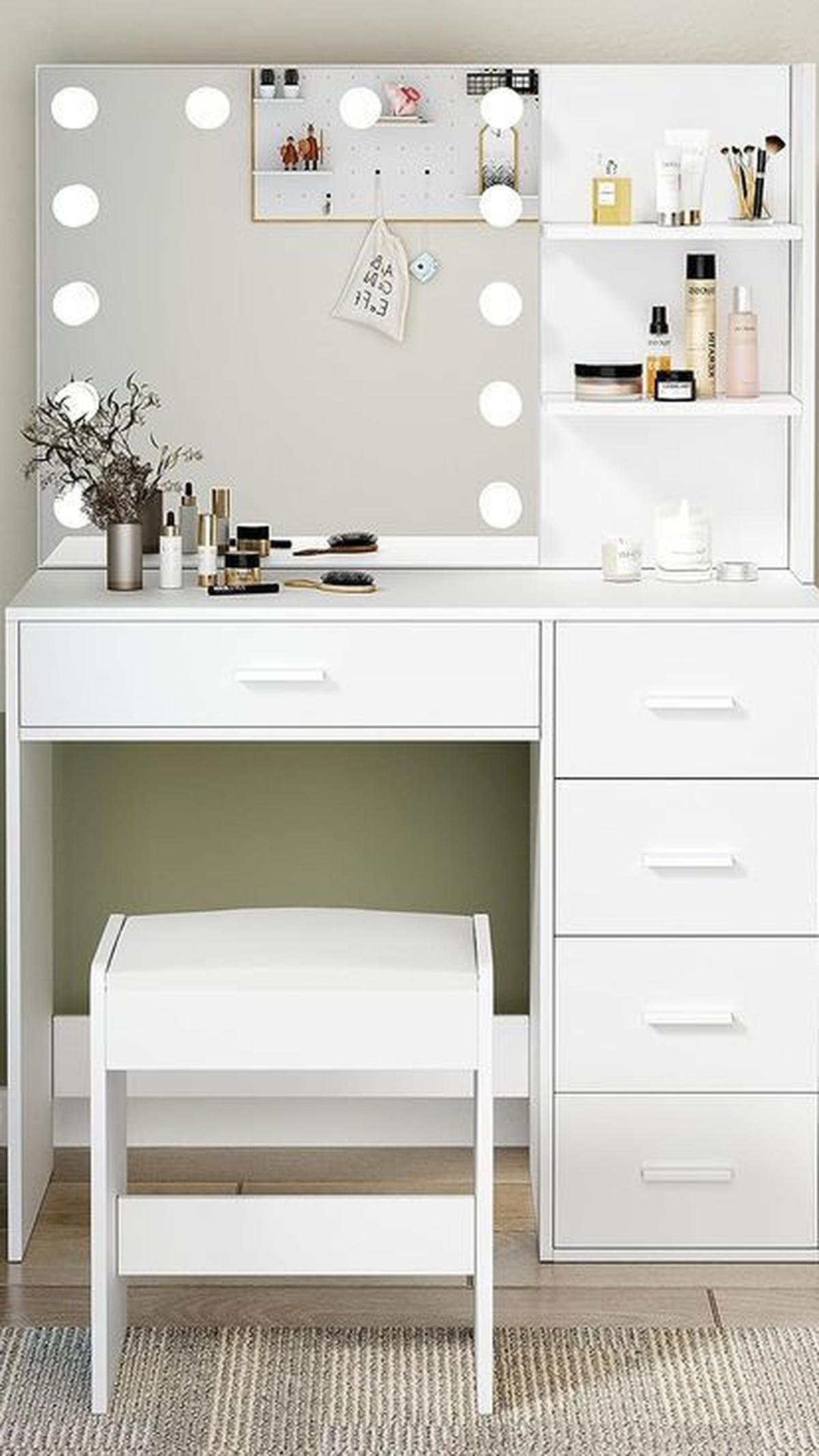 3.&nbsp;Model Meja Rias Modern Nuansa Putih dengan Lighting