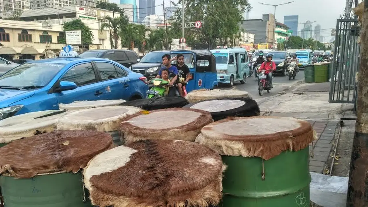Pemandangan berbeda kini tampak di sepanjang jalan menuju Pasar Tanah Abang, Jakarta Pusat. Para pedagang bedug musiman mulai terlihat. (Liputan6.com/Achmad Dwi Afriyadi)