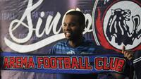 Thiago Furtuoso saat diperkenalkan Arema FC, Rabu (10/1/2018) di Malang. (Bola.com/Iwan Setiawan)