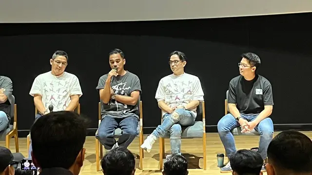 Enda Ungu, berbaju abu-abu dan memegang mic pada konferensi pers "Antam presents 30 Tahun Berkarya Ungu Waktu Yang Dinanti Final Chapter” yang diselenggarakan di kawasan Jakarta pada (6/10/2026). (Liputan6.com/Afradhiya N.R)
