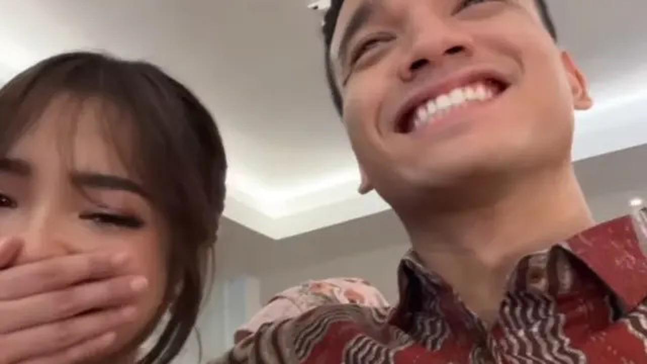 7 Potret Lamaran Frans Faisal dan Indah, Fuji dan Fadly Faisal Ikut Salting