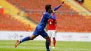 Pemain Thailand, Chaiyawat Buran melakukan selebrasi usai mencetak gol ke gawang Indonesia pada pertandingan SEA Games 2017 di Shah Alam, Malaysia (15/8). Indonesia dan Thailand bermain imbang 1-1. (AP Photo / Vincent Thian)