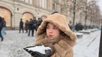 6 Gaya Ria Ricis Liburan di Moskow yang Dinginnya Sampai -25°C, Tetap Tampil Modis