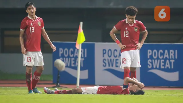 Foto: Detik-detik Marselino Ferdinan Ditandu Keluar Lapangan usai Mengalami Cedera, Sisakan PR Besar bagi Timnas Indonesia U-19