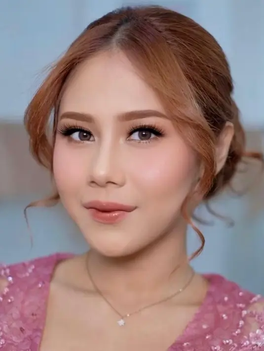 Bagian bibir menjadi salah satu elemen kunci dari makeup look ini. Lipstik dengan nuansa soft merah bata yang dipilih memberikan kesan elegan. [@nurulmakeup.artist/@hairdombaran].