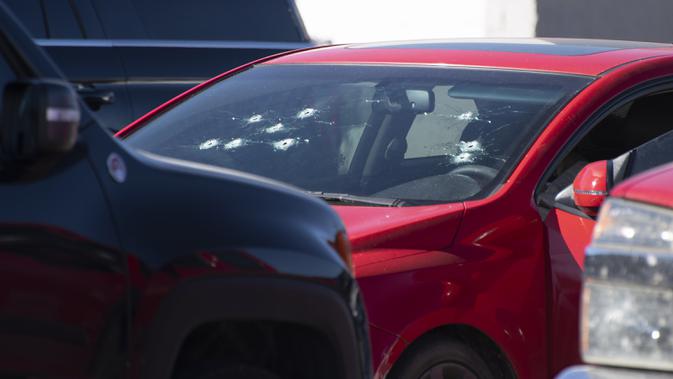 Lubang peluru terlihat pada kaca depan mobil setelah penembakan di tempat parkir Walmart, Duncan, Oklahoma, Amerika Serikat, Senin (18/11/2019 ). Menurut Kepala Polisi Duncan Danny Ford seorang pria diduga menembak korban pria dan wanita sebelum menembak diri sendiri. (J Pat Carter/Getty Images/AFP)