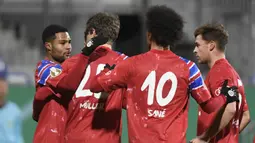 Gelandang Bayern Munich, Serge Gnabry (kiri) merayakan gol pertama timnya ke gawang tim Divisi 2 Holstein Kiel, dalam laga babak kedua Piala DFB Pokal 2020/21 di Kiel, Rabu (13/1/2021). Bayern Munich kalah dari Holstein Kiel lewat adu penalti 5-6 (2-2). (AFP/Fabian Bimmer/Pool)