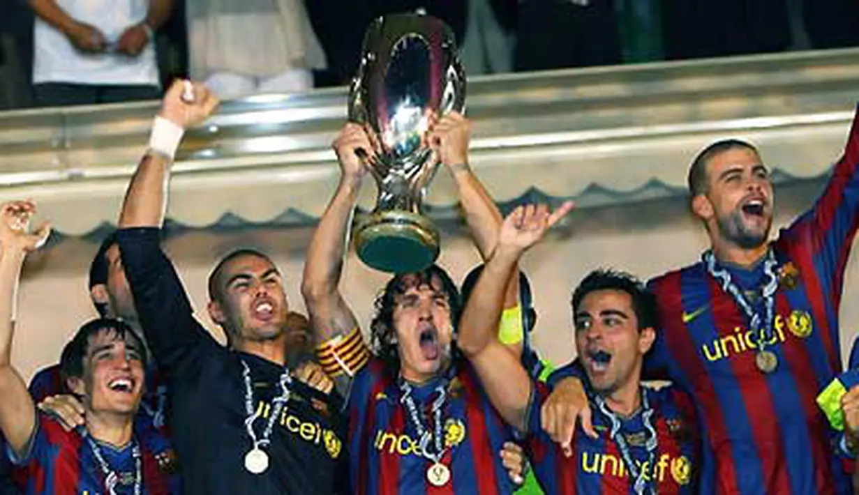 Para pemain Barcelona merayakan kemenangan di Piala Super Eropa setelah mengalahkan Shakhtar Donetsk 1-0 pada 28 Agustus 2009 di Stade Louis II, Monaco. AFP PHOTO /TEPHANE DANNA
