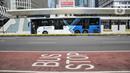 Bus Transjakarta saat pemberhentian di Halte Gelora Bung Karno, Senayan, Jakarta Pusat, Senin (12/9/2022). Mulai hari ini jam operasional reguler Transjakarta dimulai pukul 05.00-22.00 WIB. Kemudian dilanjutkan dengan layanan angkutan malam hari (Amari) mulai pukul 22.00- 05.00 WIB. (merdeka.com/Iqbal S. Nugroho)