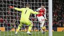 Proses terjadinya gol kedua Arsenal ke gawang Bournemouth yang dicetak oleh gelandang asal Jerman, Mesut Ozil. (Reuters/Stefan Wermuth)