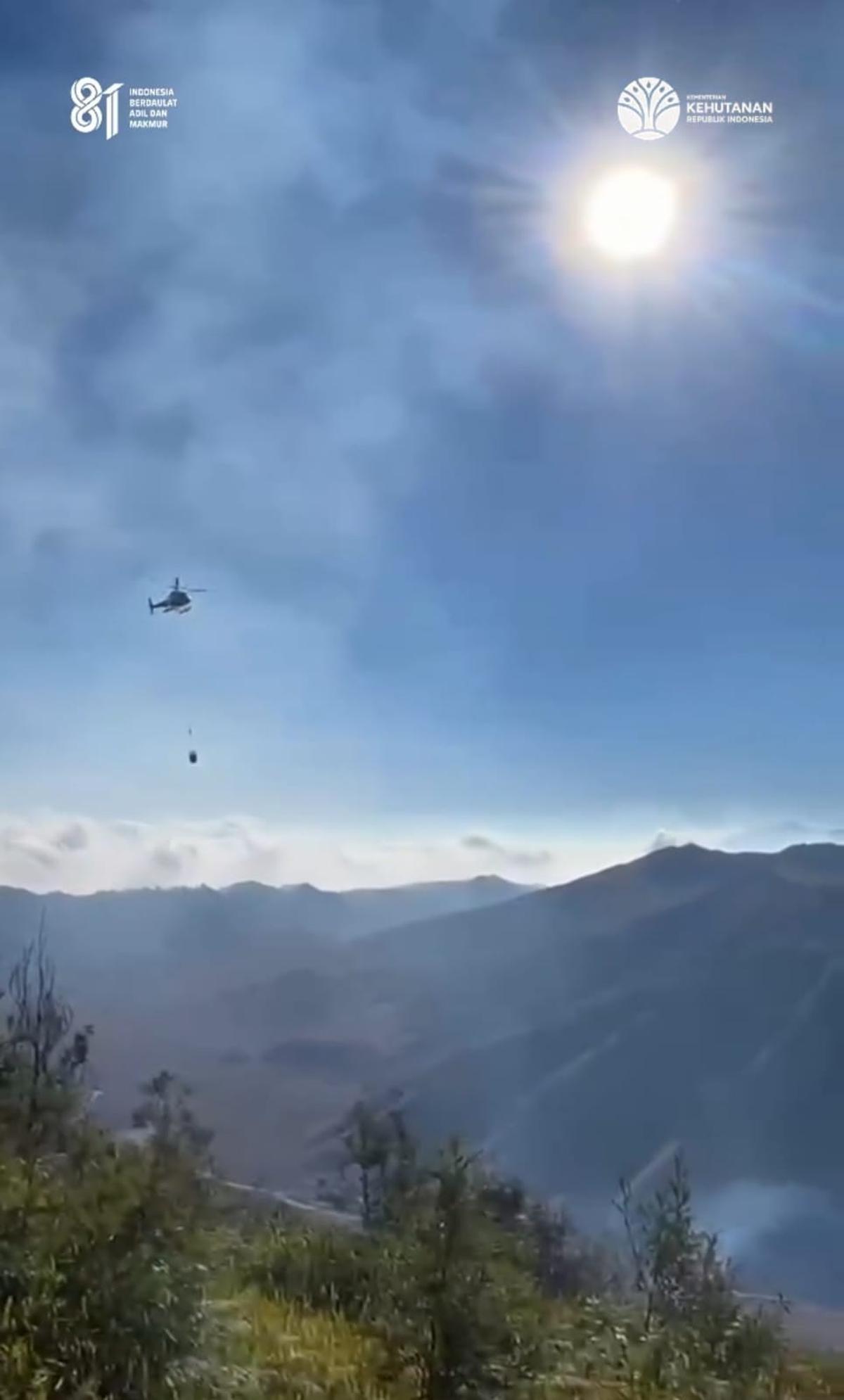 Pemadaman kebakaran hutan Gunung Bromo dengan Helikopter.