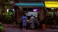 Ilustrasi street food, jajanan di pinggir jalan. (Photo by Arnie Chou: https://www.pexels.com/photo/people-standing-in-front-of-food-stall-2376620/)