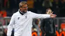 Pelatih Liverpool, Juergen Klopp mengintruksikan para pemainnya saat melawan Borussia Dortmund pada leg pertama Liga Europa di Stadion Signal Iduna Park, Jerman (8/4). Dortmund bermain imbang dengan Liverpool dengan skor 1-1. (Reuters/Kai Pfaffenbach)