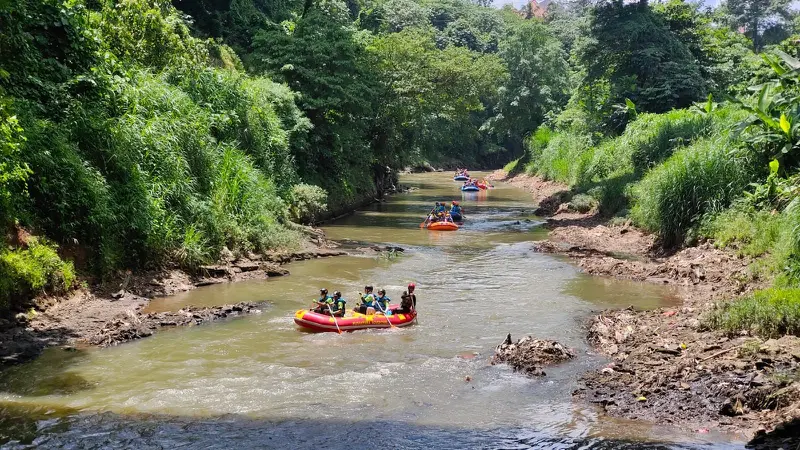 Pertamina Hulu Rokan bersama Ditjen PPKL Kementerian Lingkungan Hidup dan Kementerian melakukan susur sungai dan aksi bersih di Sungai Ciliwung, Kota Depok. (Liputan6.com/Dicky Agung Prihanto)