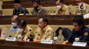 Menteri Dalam Negeri Tito Karnavian (kedua kanan) bersama Ketua KPU Hasyim Asy’ari (kiri) dan Ketua DKPP Muhammad (kanan) saat rapat kerja dengan Komisi II DPR RI di Kompleks Parlemen, Senayan, Jakarta, Selasa (7/6/2022). Rapat membahas Peraturan KPU (PKPU) tentang Tahapan dan Jadwal Pemilu 2024. (Liputa6.com/Angga Yuniar)