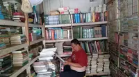 Adi menggeluti profesi sebagai pedagang buku bekas sudah 12 tahun di Jalan Bazoka, Joglo, Jakarta Barat (Komarudin/Liputan6.com)